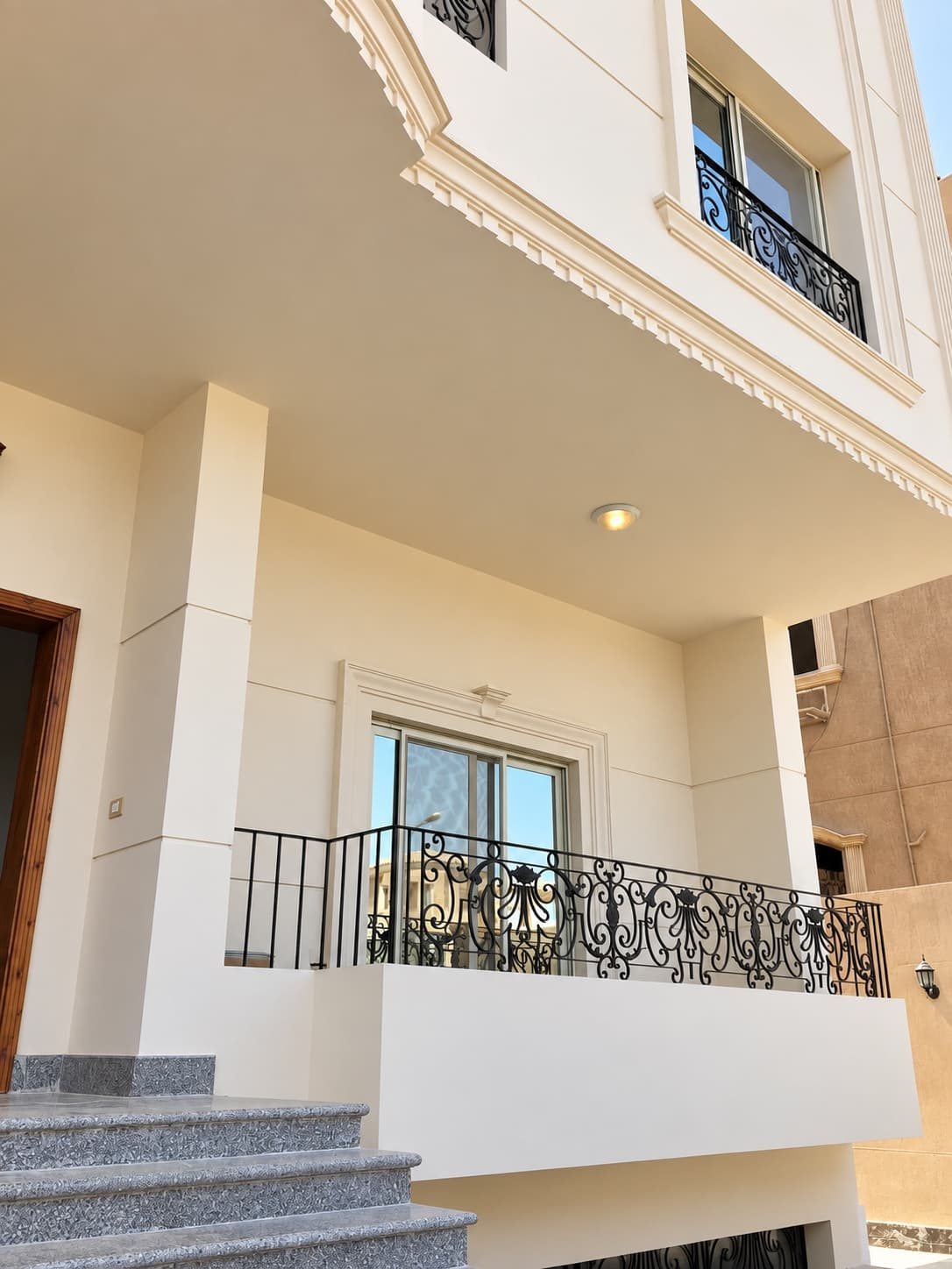 المدخل والبلكونات وتفاصيل الواجهة