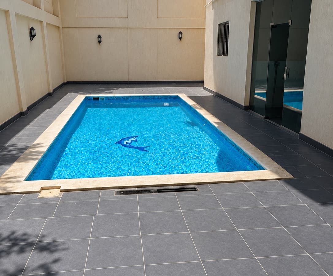 حمام السباحة والمساحة المحيطة به